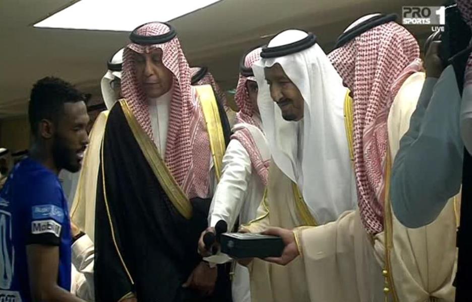 شاهد.. خادم الحرمين يتوج الهلال بكأس الملك