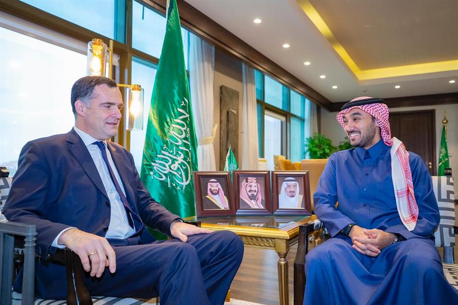 عبدالعزيز بن تركي يلتقي مدير قسم إفريقيا الشمالية والشرق الأوسط