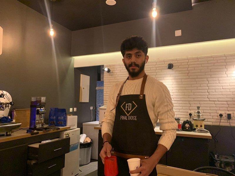 شاب سعودي يعمل ببيع القهوة في تبوك. شاب سعودي يعمل ببيع القهوة في تبوك.