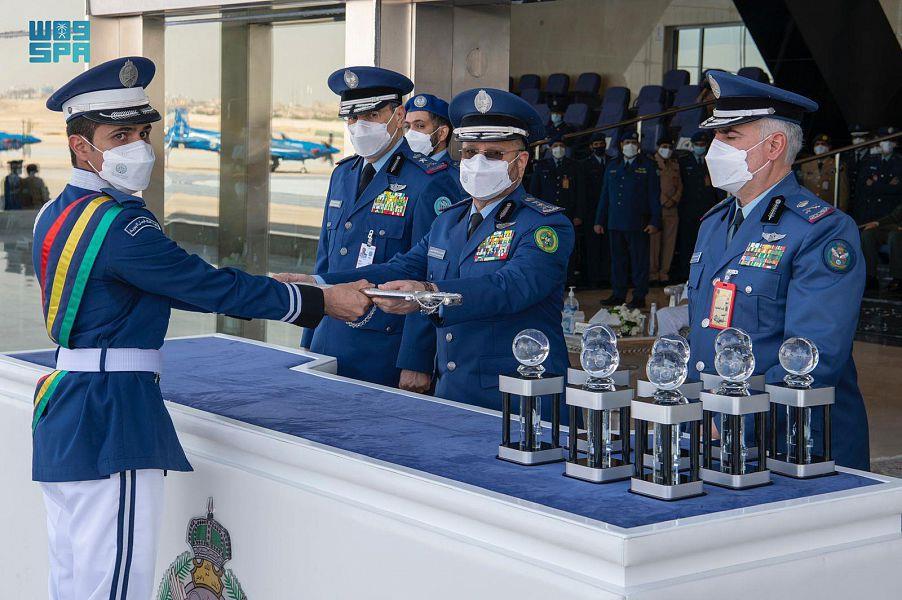 نيابةً عن ولي العهد.. رئيس الأركان يرعى حفل تخريج الدفعة 100 من طلبة كلية الملك فيصل الجوية