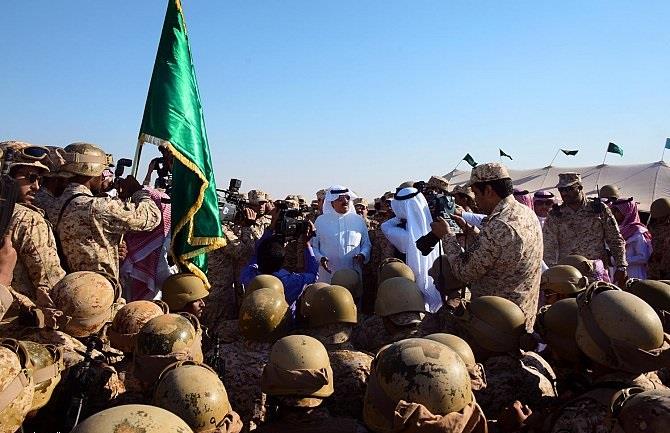 متعب بن عبدالله يعايد قوات الحرس الوطني في عرعر