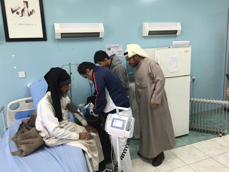 صور مُسن ينام على الرصيف تثير اهتمام مواقع التواصل و صور مُسن ينام على الرصيف تثير اهتمام مواقع التواصل و