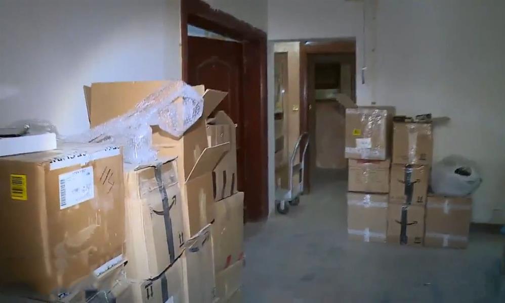  مداهمة فيلا سكنية وشقة تعود لعمالة وافدة تمتهن غش الهواتف والحواسب وتحتكر الكمامات