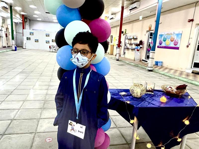 المدارس تستقبل الطلاب والطالبات بالورود والهدايا