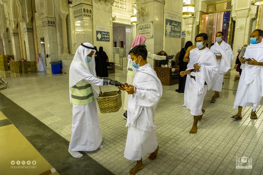 "شؤون الحرمين" تطيّب المسجد الحرام وتوزع هدايا العيد على المصلين