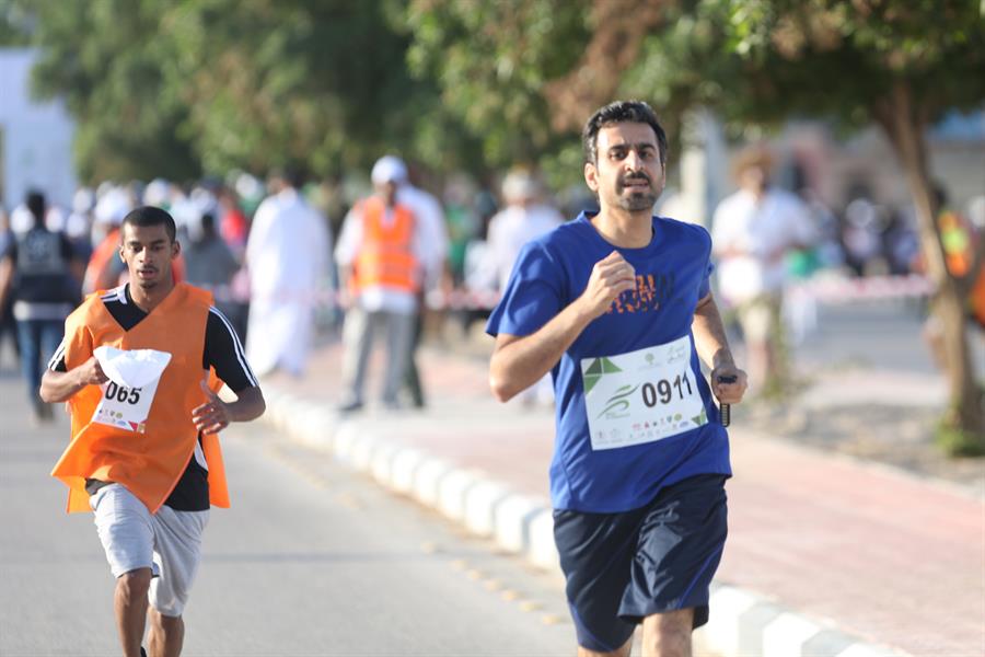 شاهد.. آلاف من الفتيات والشباب والمسنين يتسابقون في مارثون 