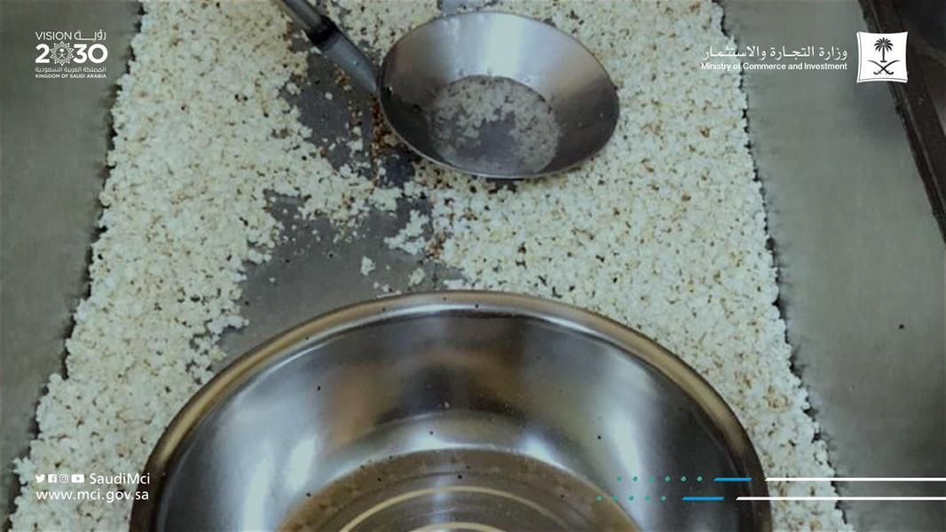 ضبط عمال حوّلوا مقراً سكنياً إلى معمل لتصنيع الحلويات ضبط عمال حوّلوا مقراً سكنياً إلى معمل لتصنيع الحلويات