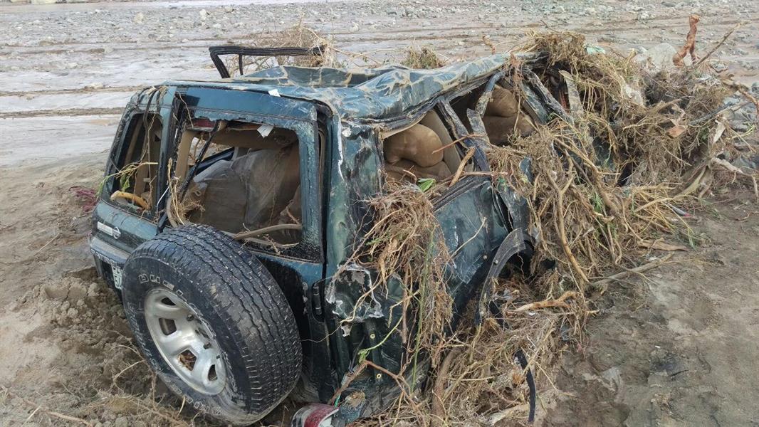 3 مواطنين ينقذون عائلة حوّل السيل مركبتهم لكومة حديد بمكة