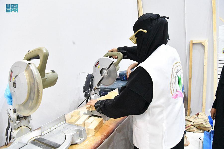 مواطنة تحول الألواح الخشبية إلى أعمال وتحف فنية منذ 50 عامًا 