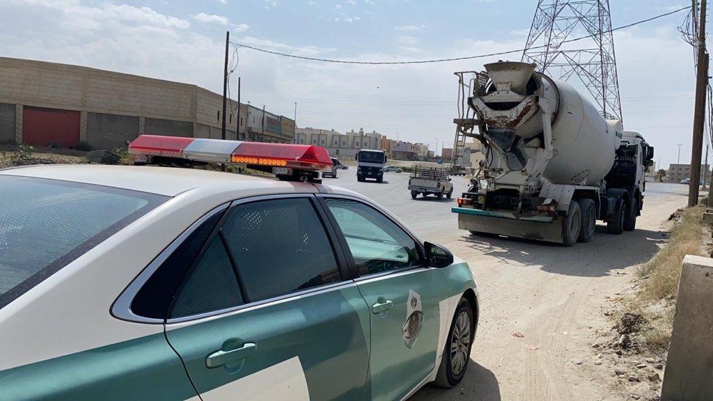شاحنة تلوث أحد الطرق بالخرسانة أثناء سيرها