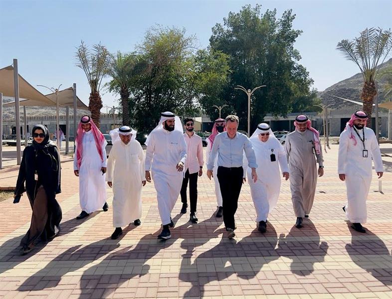 القنصل البريطاني يزور جبل النور و