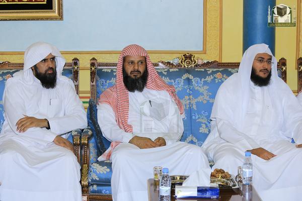 بالصور.. المفتي يستقبل أئمة المسجد الحرام في منزله بمكة المكرمة