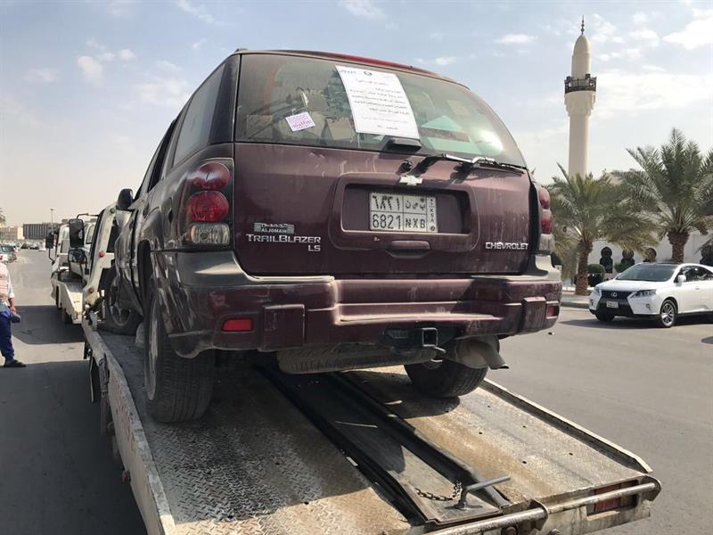 بالصور.. أمانة الرياض تزيل المركبات المهملة والمتعطلة من الشوارع