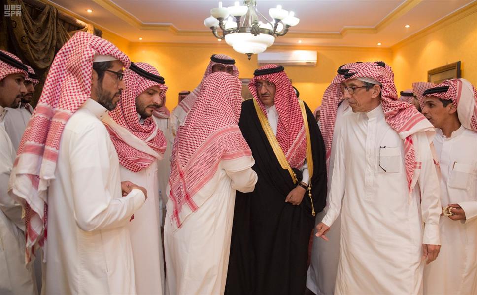 بالصور.. نائب الملك يزور منزل عائلة مدير مرور ضرماء لتقديم واجب العزاء فيه وفي زوجته وابنتيه