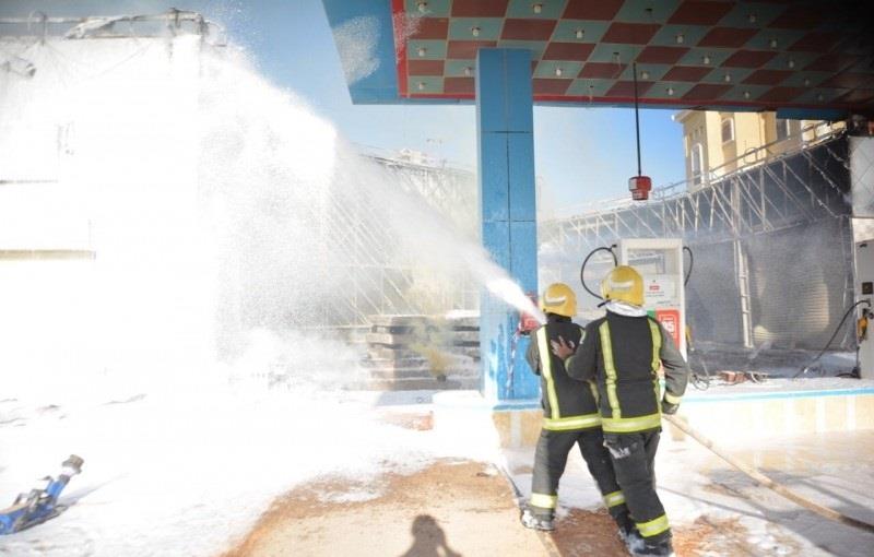 شاهد.. اشتعال الخزانات الأرضية في محطة وقود.. و