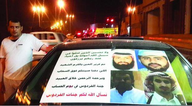 مواطن يزيّن سيارته بصور شهداء شرورة