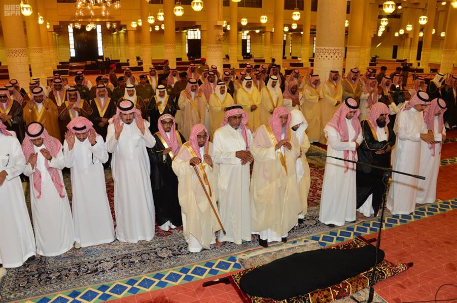 الأمير أحمد بن عبدالعزيز وأمير الرياض يتقدمان جموع المصلين على الأميرة نوف بنت بدر (صور)