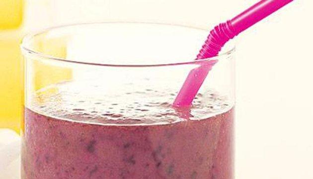 سموثي التوت والموز والشاي الأخضر