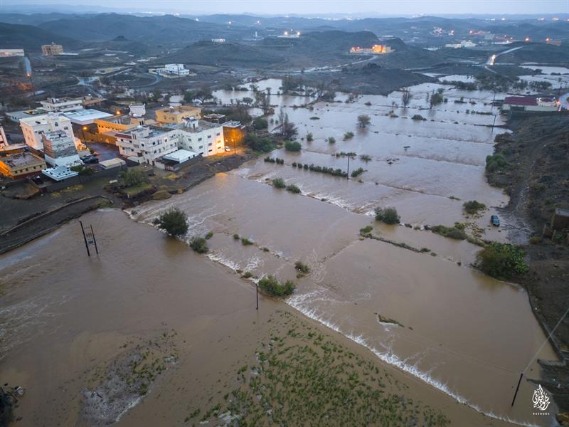 جريان السيول في أبها بعد هطول أمطار غزيرة 