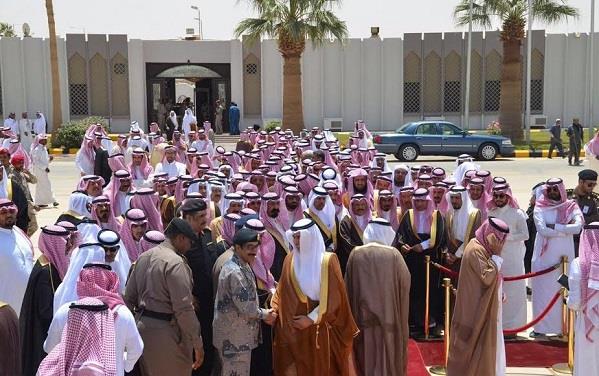 بالفيديو والصور.. أهالي منطقة الحدود الشمالية يودعون الأمير مشعل بن عبدالله 