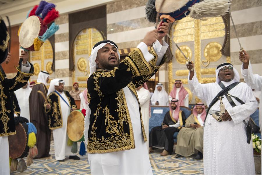 بأداء العرضة.. أمير مكة المكرمة يشهد احتفالات الإمارة باليوم الوطني 92 (صور)