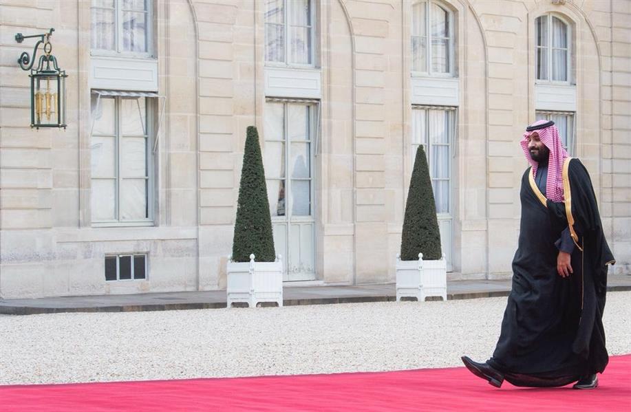 بالفيديو.. ولي العهد يصل إلى قصر الإليزيه.. والرئيس الفرنسي في مقدمة مستقبليه