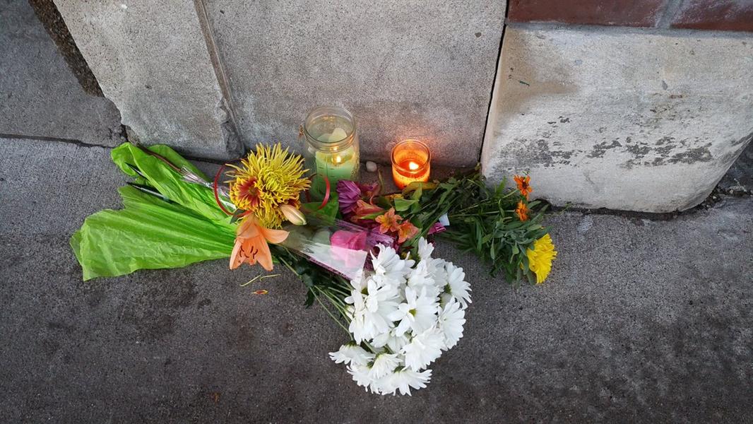 بالصور.. أمريكيون يشاركون في عزاء 