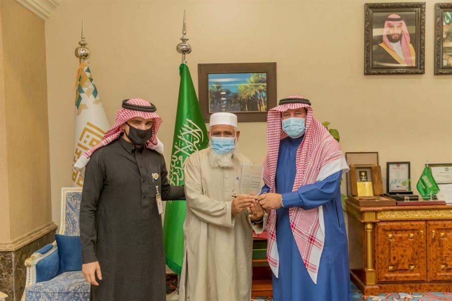 بعد خدمة استمرت 40 عاماً.. أمين القصيم يكرم عدداً من العمال الباكستانيين