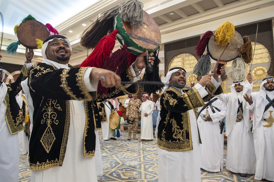 بأداء العرضة.. أمير مكة المكرمة يشهد احتفالات الإمارة باليوم الوطني 92 (صور)