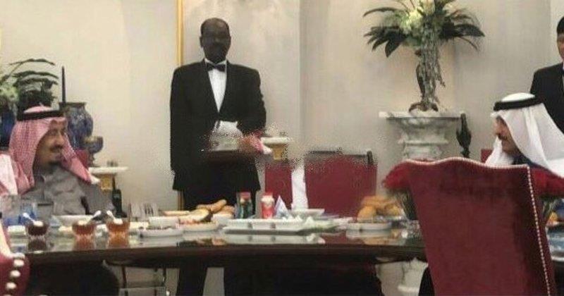 صورة باسمة للملك سلمان وهو يتناول الغداء برفقة أخيه الأمير أحمد بقصر شقيقتهما الأميرة جوهرة