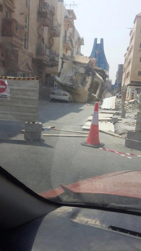 بالفيديو والصور.. تضرر عدد من السيارات بعد سقوط مئذنة مسجد عليها بالخبر
