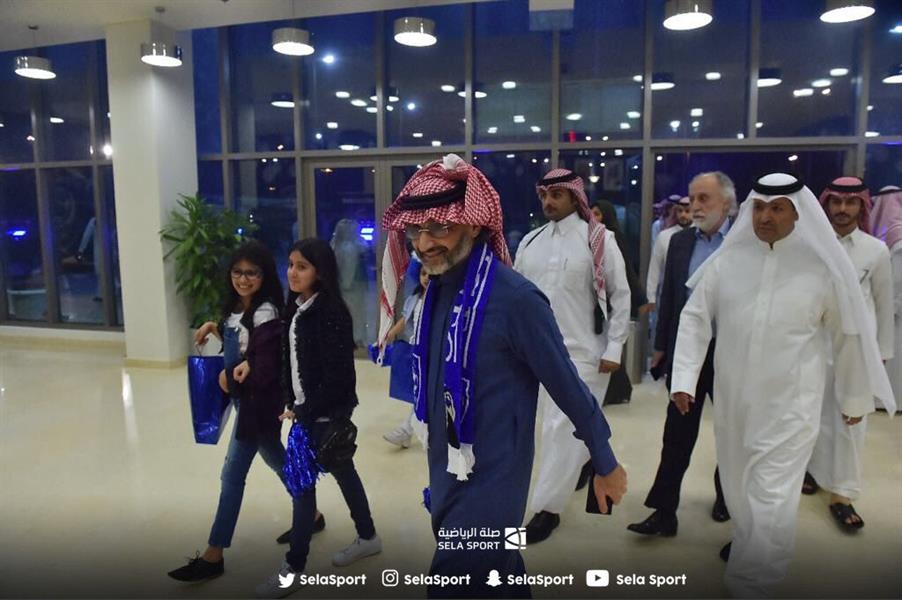شاهد.. الوليد بن طلال مع أفراد عائلته في ملعب مباراة الهلال والعين