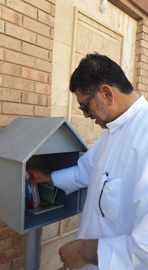 لتعزيز القراءة.. معلم بالقطيف يبتكر فكرة على سور منزله لتبادل الكتب مع الأهالي 
