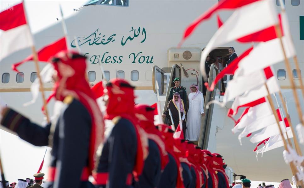 بالفيديو والصور.. خادم الحرمين يصل البحرين لترؤس وفد المملكة في القمة الخليجية الـ37 بالفيديو والصور.. خادم الحرمين يصل البحرين لترؤس وفد المملكة في القمة الخليجية الـ37