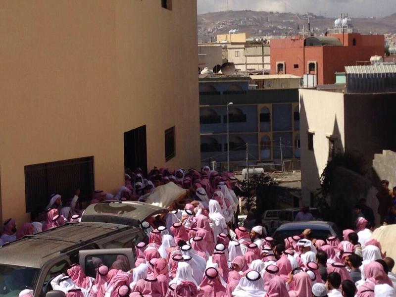  جموع كبيرة تشيّع الداعية الشهراني بأبها