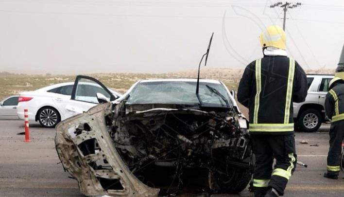 وفاة عشريني وإصابة شخصين في حادث تصادم سيارة بالحواجز الخرسانية على طريق الظهران