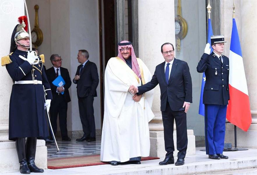 الرئيس الفرنسي يستقبل ولي العهد في الإليزيه.. ويمنحه أرفع الأوسمة الوطنية