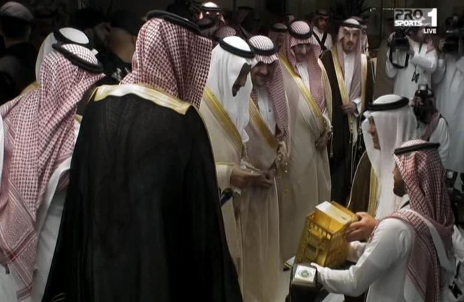 شاهد.. خادم الحرمين يتوج الهلال بكأس الملك