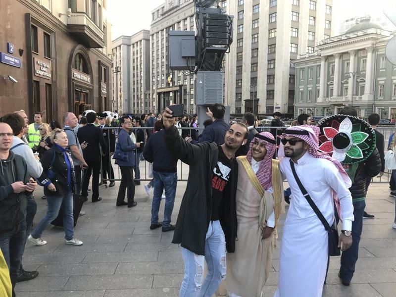 مشجعان في موسكو بالزي الرسمي السعودي للتعريف بثقافة المملكة مشجعان في موسكو بالزي الرسمي السعودي للتعريف بثقافة المملكة