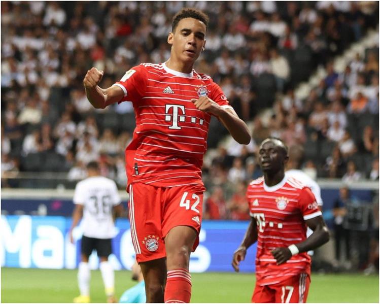 بايرن ميونخ يستهل مشواره بالدوري الألماني بسداسية في مرمى آينتراخت