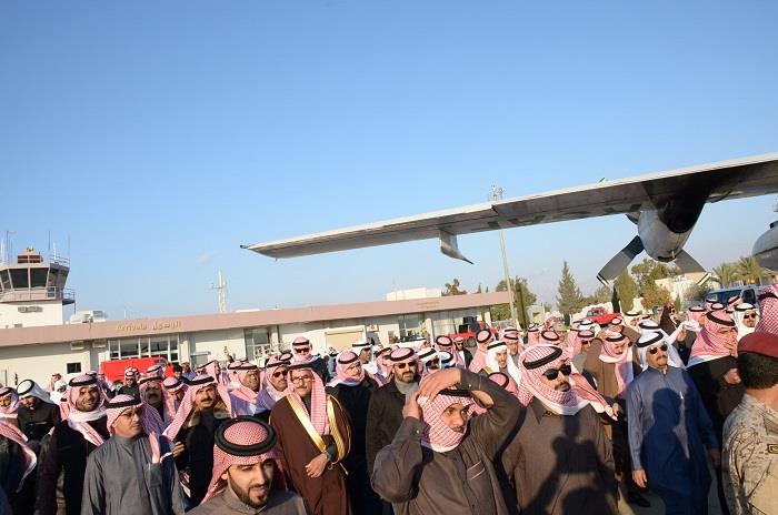 صور مؤثرة لنجل الشهيد السهيان خلال استقباله جثمان والده تُبكي المغردين