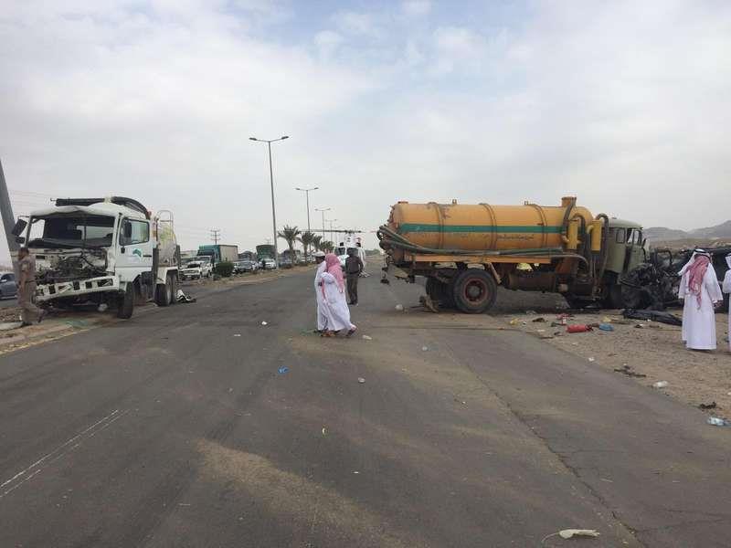 وفاة رجل أمن و وإصابة 7 أشخاص في تصادم شاحنتين ومركب بالجموم