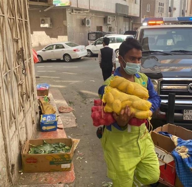 بالصور.. مصادرة وإتلاف خردوات وأدوات منزلية بـ