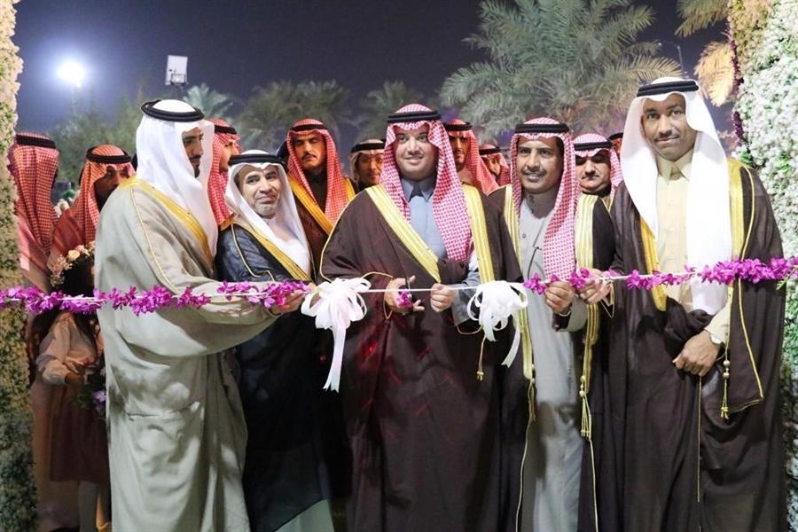 محافظ الأحساء يدشن كرنفال الزهور الرابع محافظ الأحساء يدشن كرنفال الزهور الرابع