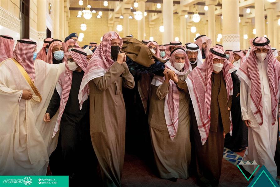 أمير الرياض بالنيابة يؤدي صلاة الميت على الأمير نهار بن سعود أمير الرياض بالنيابة يؤدي صلاة الميت على الأمير نهار بن سعود