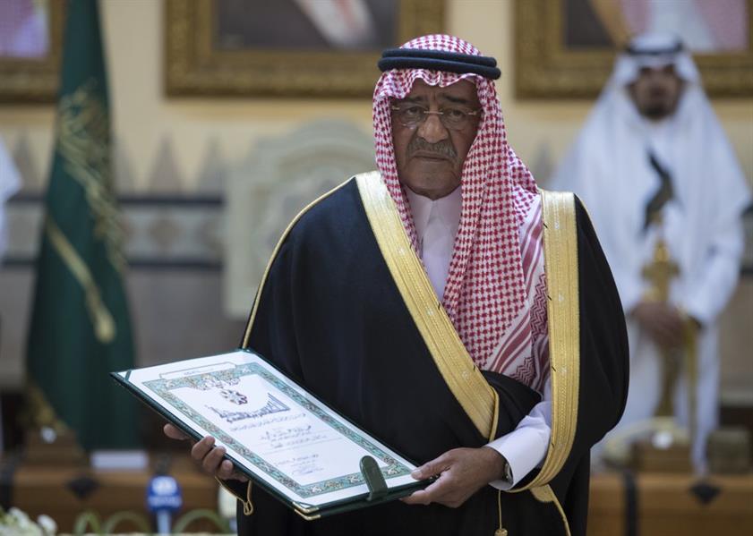 بنظرات يعلوها التأثر.. الأمير مقرن يرعى حفل تكريم شهداء 