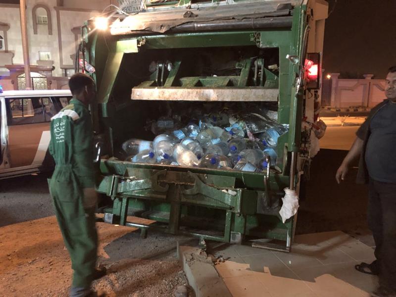 شاهد.. ضبط كميات كبيرة من عبوات مياه زمزم مخزنة في مستودع مخالف 