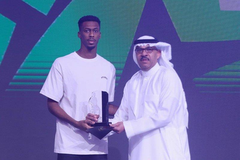 عبدالرزاق حمدالله يتوَّج بجائزة أفضل لاعب في الموسم.. وابن مصطفى يحقق القفاز الذهبي