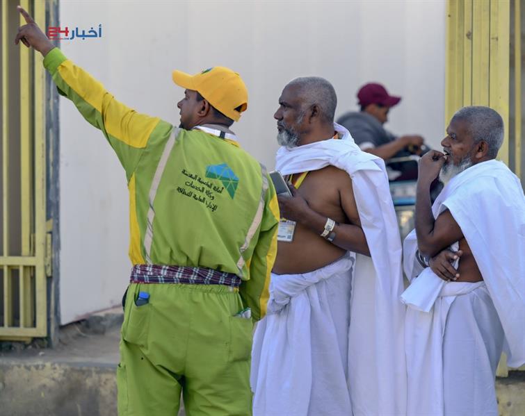 توافد الحجاج إلى مشعر منى لقضاء يوم التروية استعدادا للوقوف بعرفة غدا توافد الحجاج إلى مشعر منى لقضاء يوم التروية استعدادا للوقوف بعرفة غدا