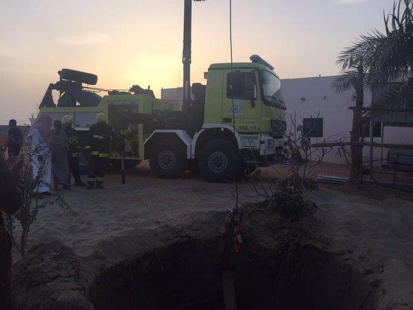 مدني بيشة يباشر سقوط شيول بفتحة صرف صحي